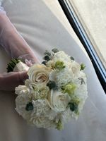 Свадебный букет из одноголовых роз, диантусов, лизиантуса и эвкалипта
