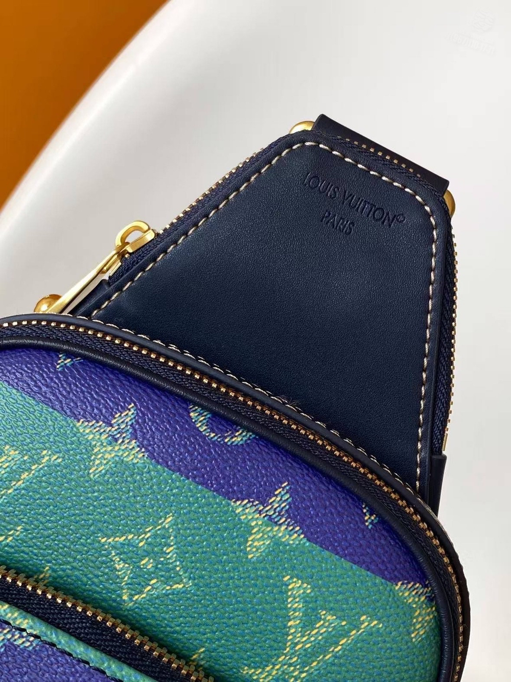 Нагрудная сумка-слинг Louis Vuitton Avenue PM