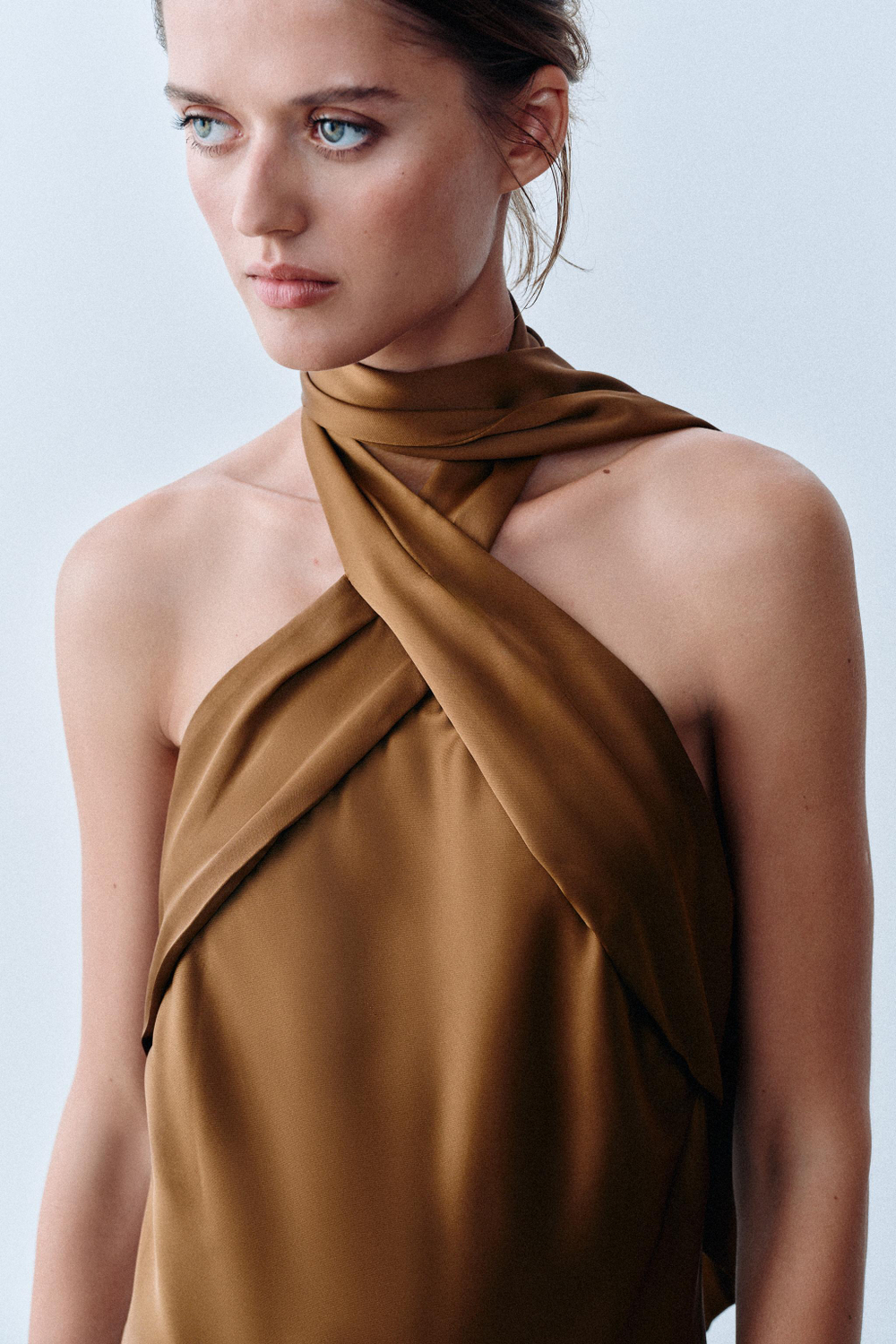 АТЛАСНОЕ ПЛАТЬЕ МИДИ ХАЛТЕР — ZARA