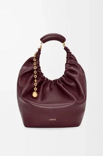 Loewe Средняя сумка-мешок Squeeze из мягкой кожи ягненка наппа, бургунди