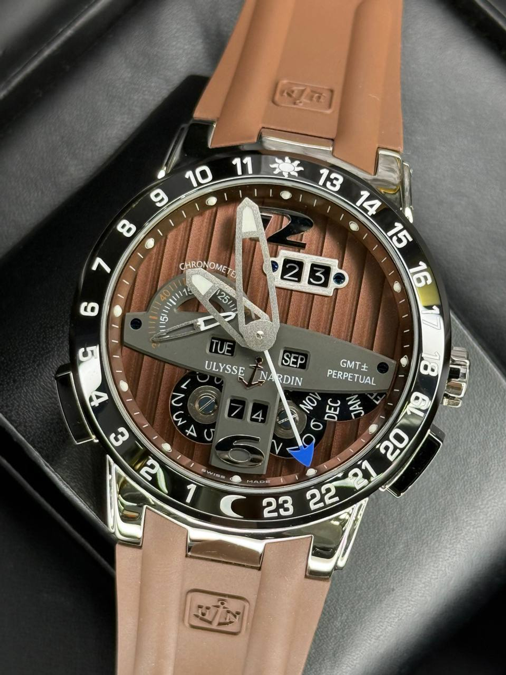 Часы Ulysse Nardin Executive El Toro GMT Perpetual