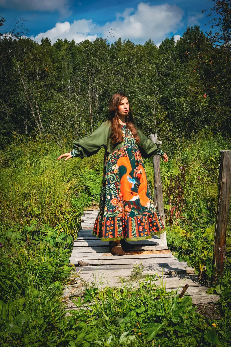 Лисы в пионах