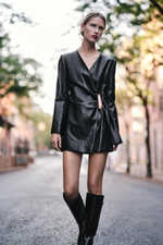 ПЛАТЬЕ ИЗ ИСКУССТВЕННОЙ КОЖИ С ЗОЛОТИСТОЙ ДЕТАЛЬЮ — ZARA