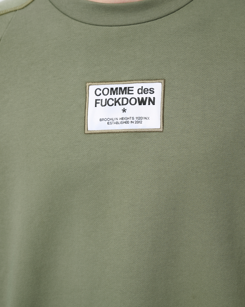 COMME DES FUCKDOWN ТОЛСТОВКА ЗЕЛЕНАЯ С НАШИВКОЙ В ВИДЕ ЛОГОТИПА БРЕНДА