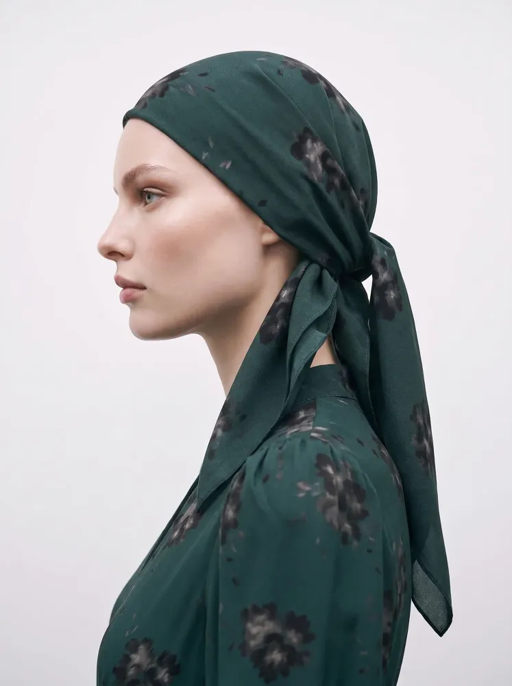 Летиция (Letecia), Косынка из изумрудного крепдешина с черными цветами