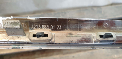 Молдинг решетки радиатора Mercedes E (W213) 16-20 Б/У Оригинал A2138880173