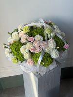 Цветочная корзина в зеленых оттенках