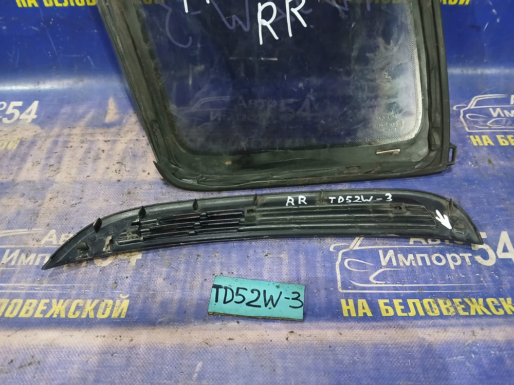 Стекло багажника правое SUZUKI ESCUDO 2000