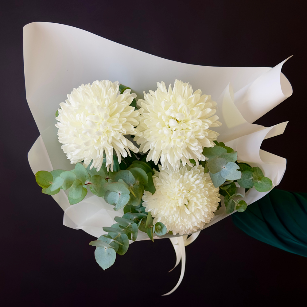 Flower bouquet of 3 white chrysanthemums