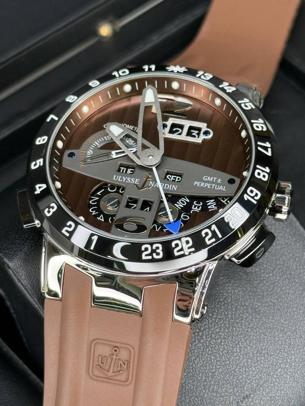 Часы Ulysse Nardin Executive El Toro GMT Perpetual
