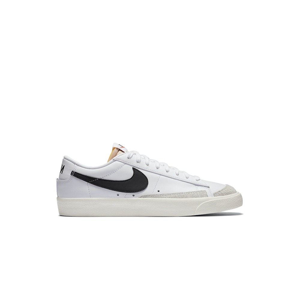 alt="Кроссовки Nike Blazer Low 77 Vintage черно-белая расцветка с замшевым верхом вид спереди"