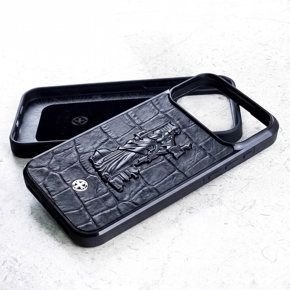 Чехол iPhone 18 Pro Euphoria Lawyer Themis CROC конструкция — рельеф Фемиды весы меч книги, кожа CROC крупное зерно, шильд Euphoria, внутренняя отделка