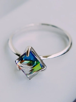Кольцо Миражи тонкое с зеленым кристаллом Swarovski