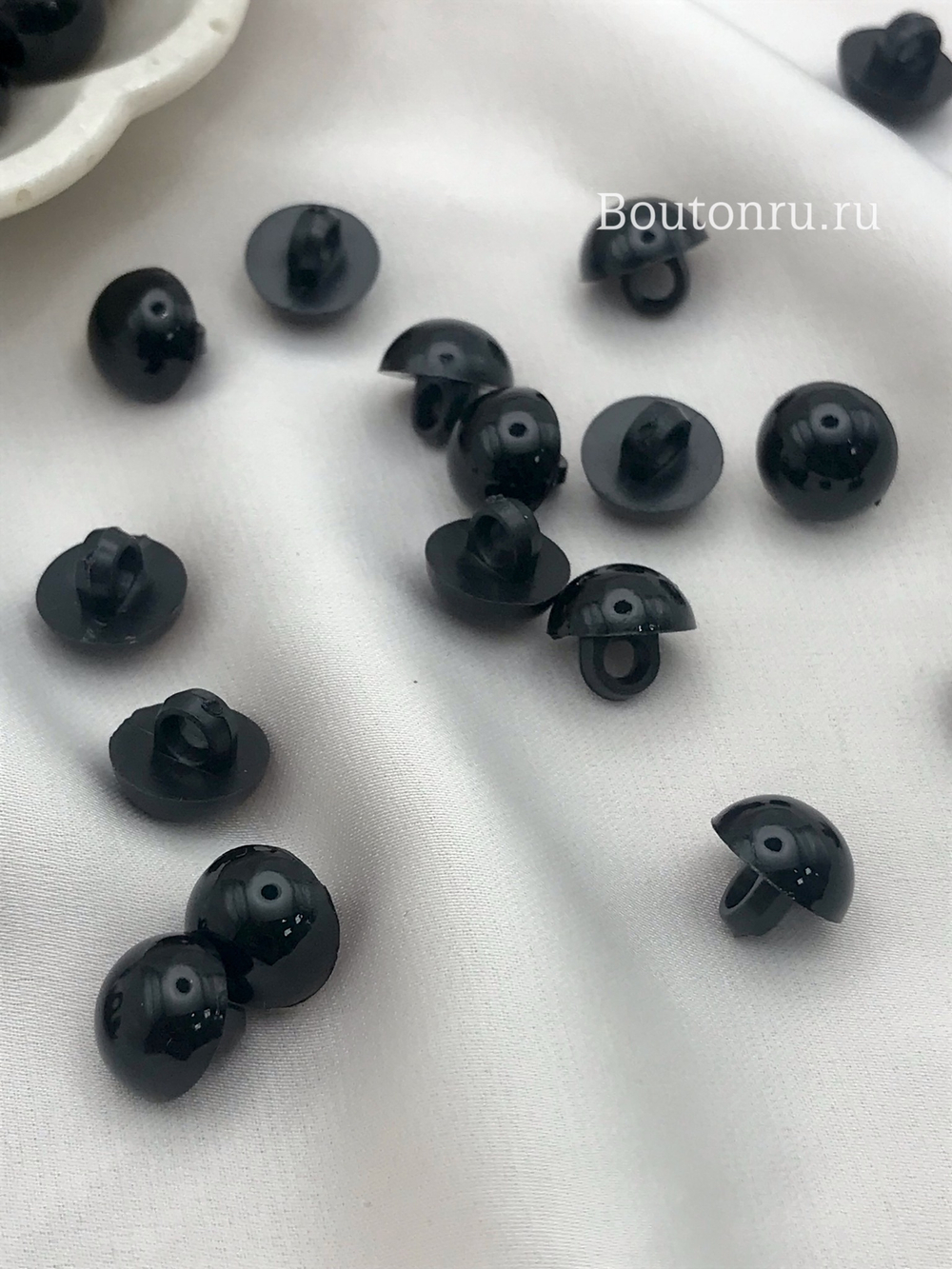 Пуговицы Черные Пластик на ножке