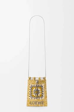 Loewe Сумка-мешок Patch Crochet на шнурке из телячьей кожи и рафии, горчичный