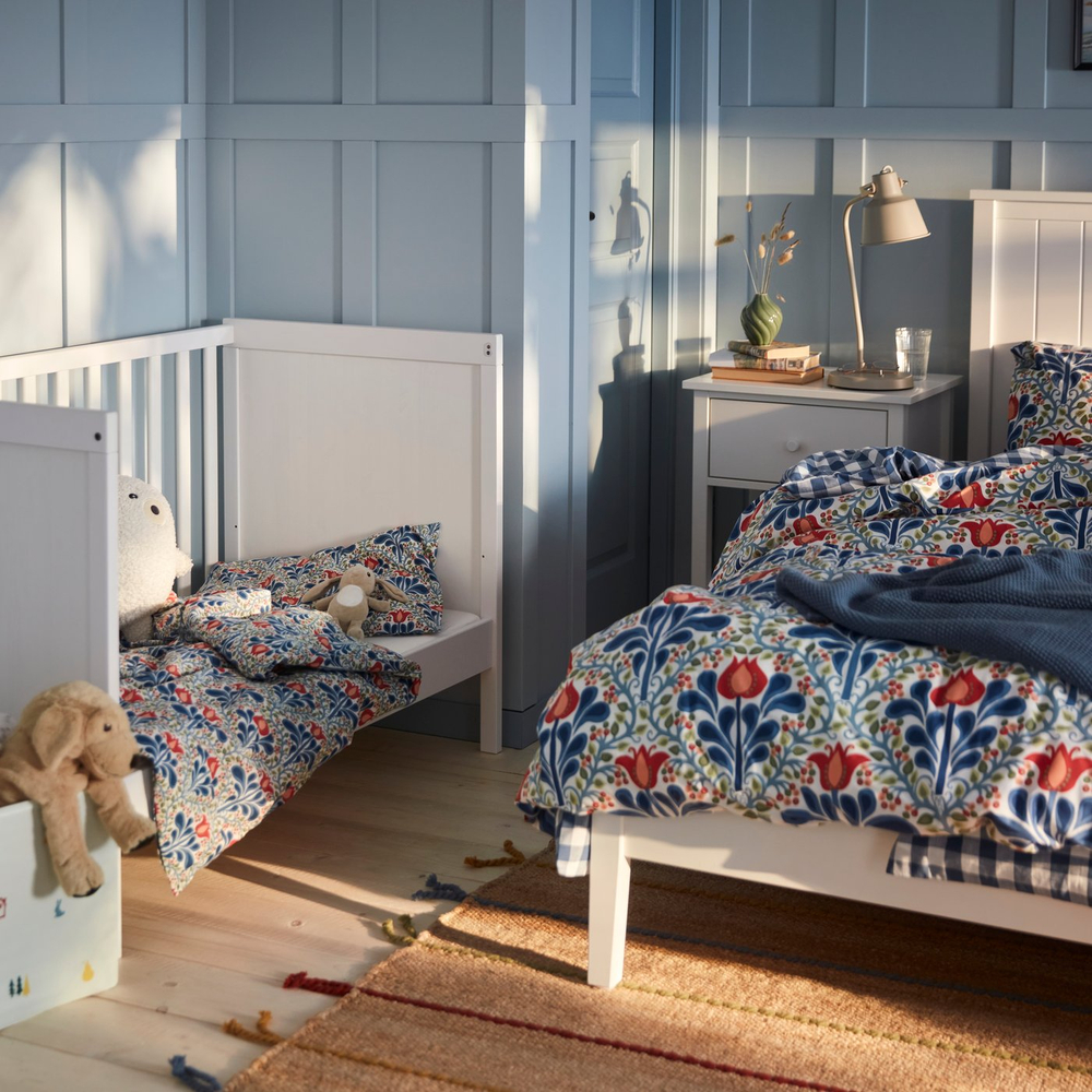 IKEA SÄTERVIDE  (ИКЕА СЭТЕРВИДЕ)  -  Пододеяльник и 1 наволочка для детской кроватки - белый синий/цветочный узор 110x125/35x55 см