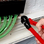 Клещи высечные для пластмассовых коробов чернёные 250 мм Knipex 90 61 20