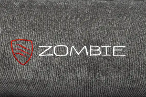 Кресло игровое Zombie Drift/F серый/черный крестов. пластик подст.для ног