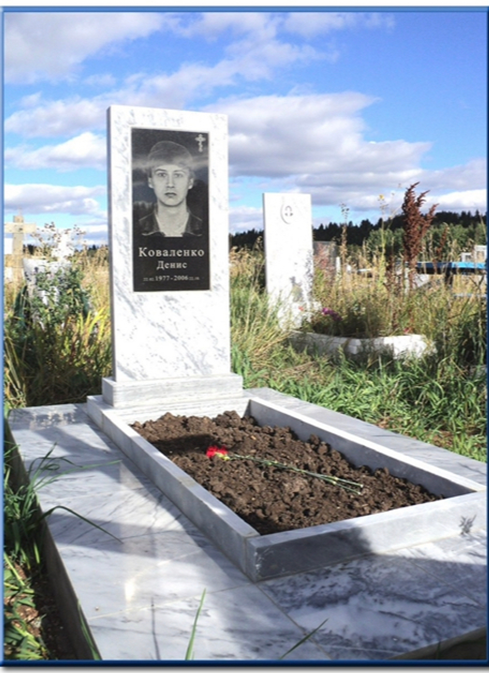 Памятник прямой мрамор заливка с облицовкой