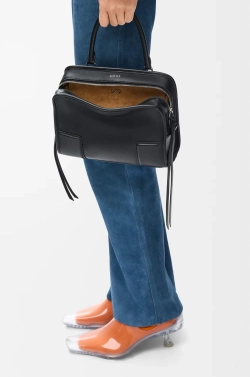 Loewe Маленькая сумка Amazona 180 из мягкой телячьей кожи, черный