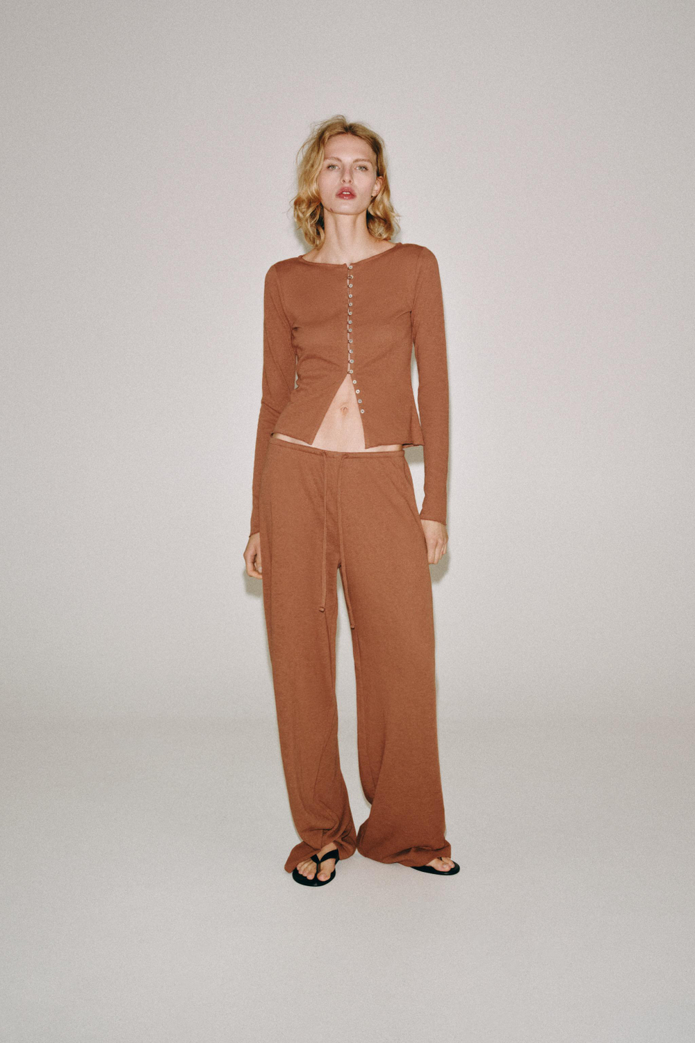 ФУТБОЛКА В СТИЛЕ РУСТИК НА ПУГОВИЦАХ — ZARA