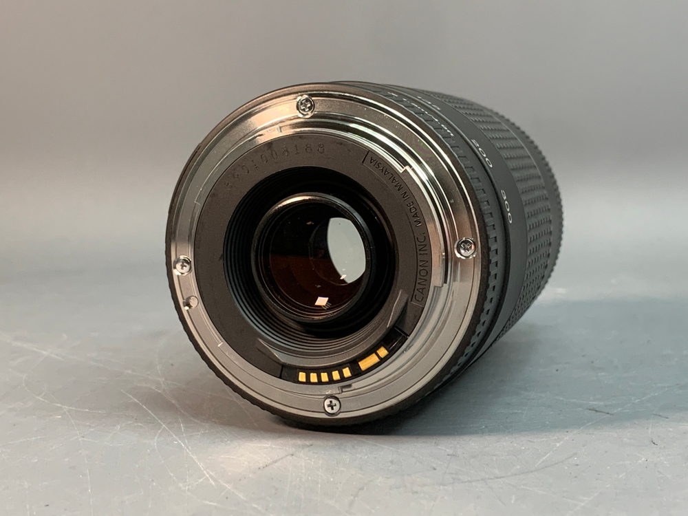 Canon EF 75-300mm 4-5.6 III царапка на передней линзе