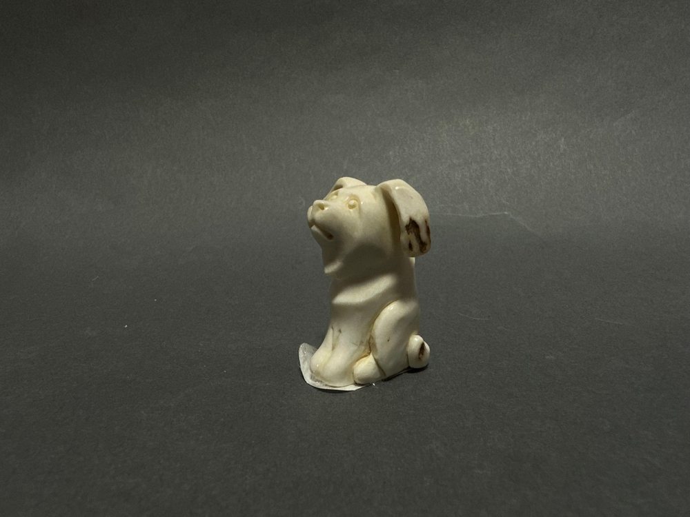 "Пёс", скульптура из кости