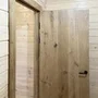 Межкомнатная дверь массив дуба Легно 1 дуб натуральный глухая. Фото 2 с реализованного объекта.