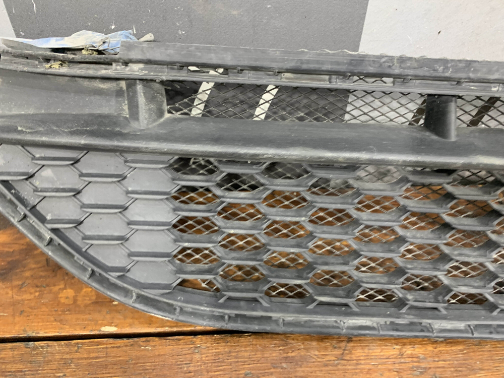 Решетка переднего бампера Mercedes A (W177) 18-нв Б/У Оригинал A1778859100