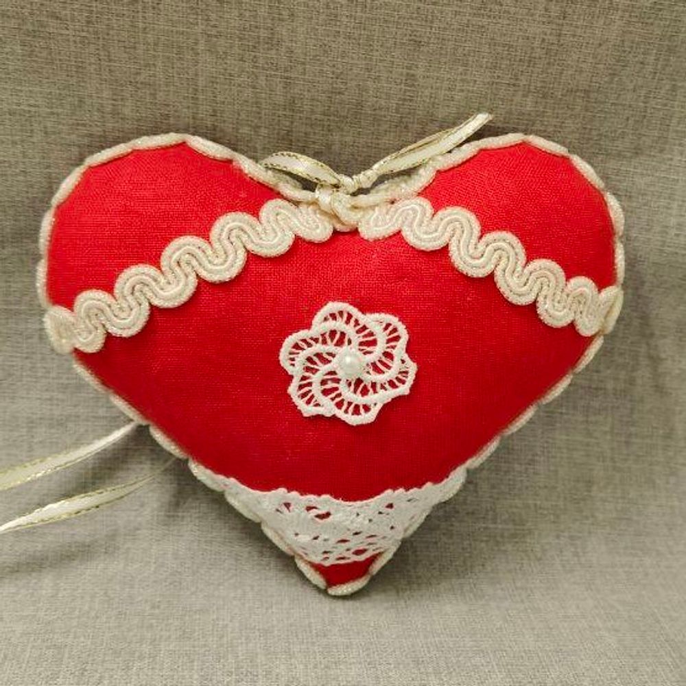 Ёлочная игрушка Сердце с вышивкой