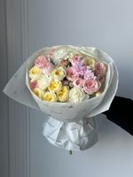 Букет сборный из кустовых пионовидных роз, диантусов и маттиолы