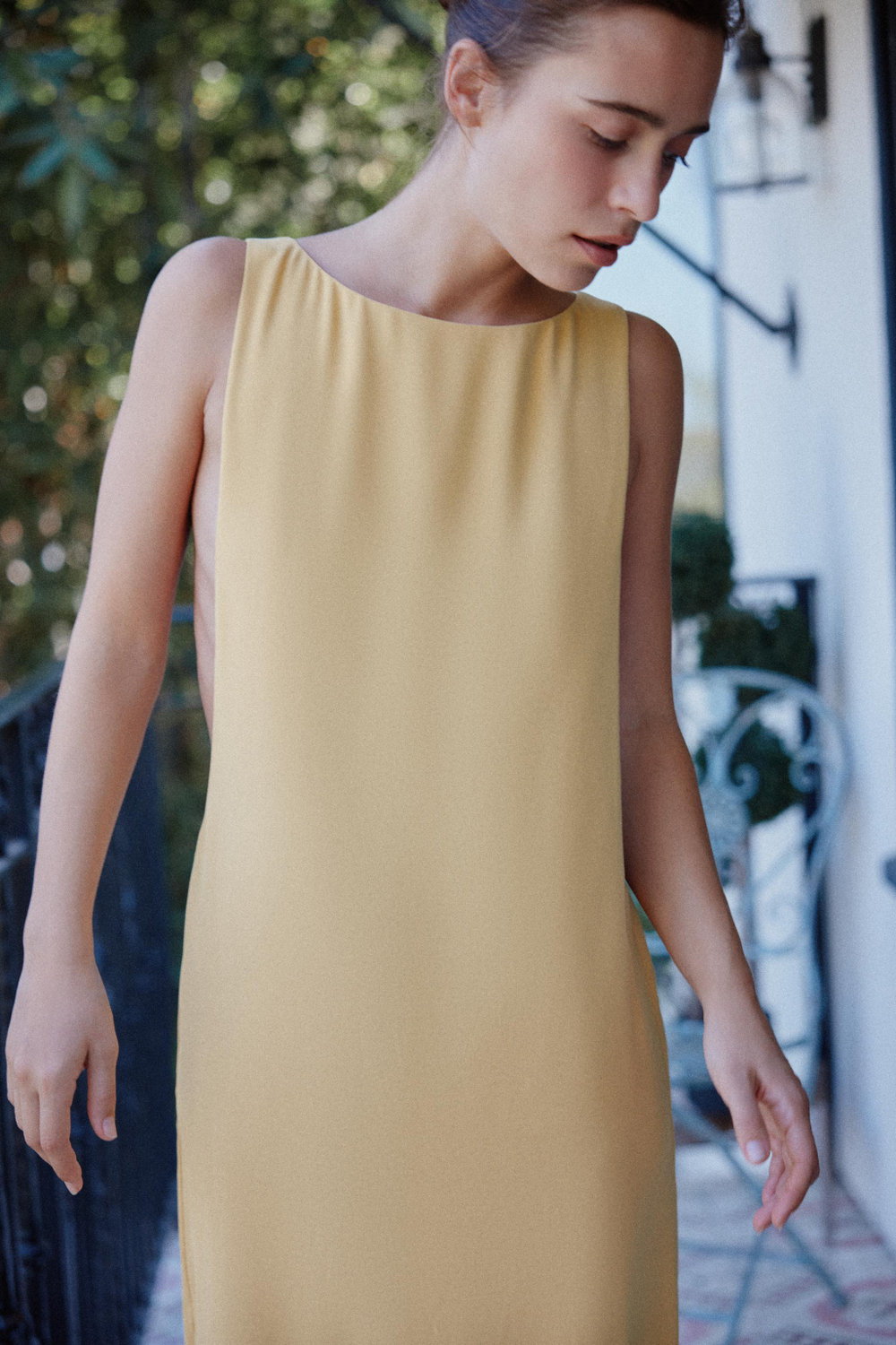 ОДНОТОННОЕ ПЛАТЬЕ МИДИ БЕЗ РУКАВОВ — ZARA