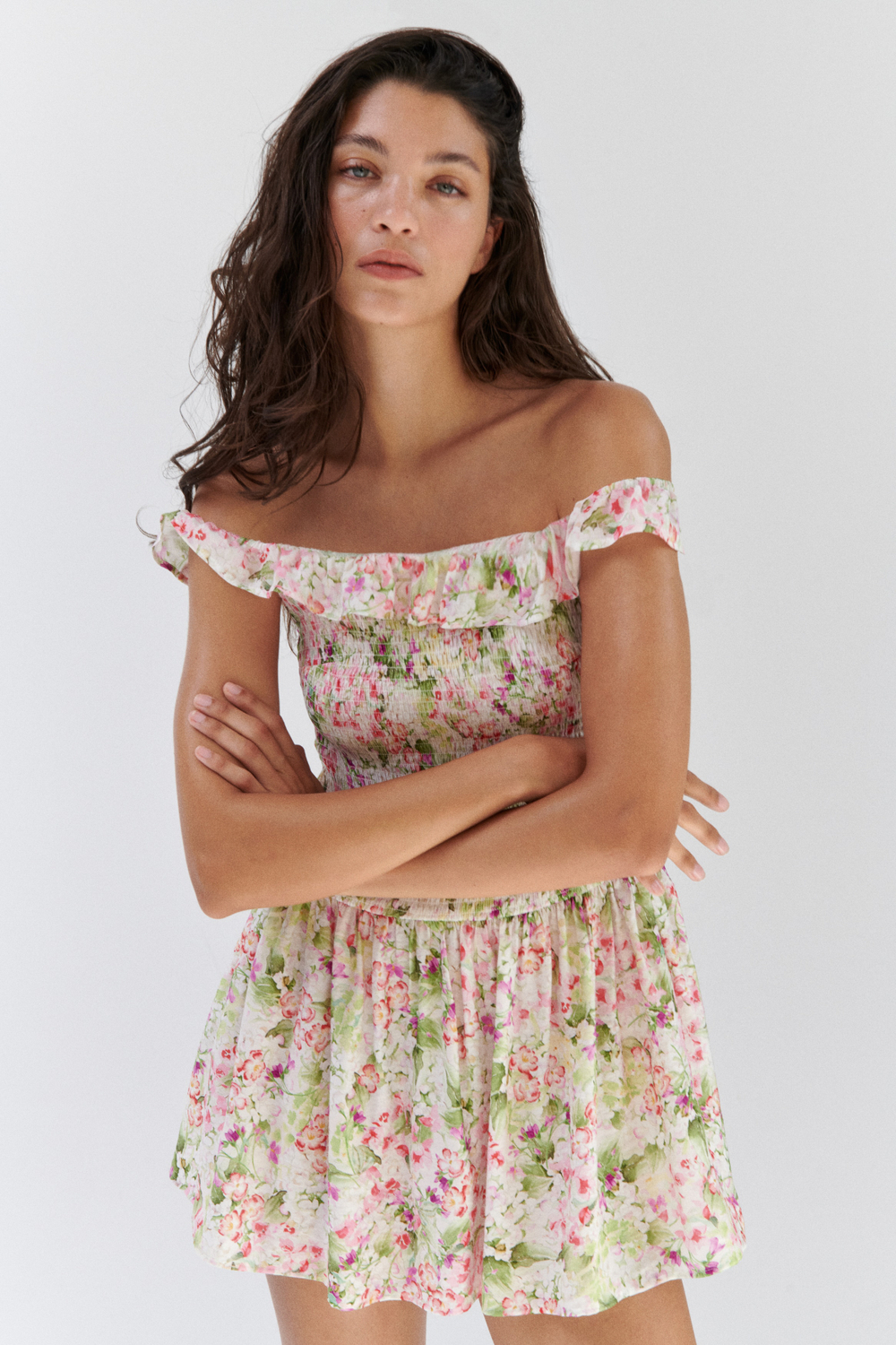 Платье с открытыми плечами и сборками - H&M