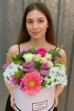 Летняя композиция в белой подарочной коробке "Maison des fleurs"