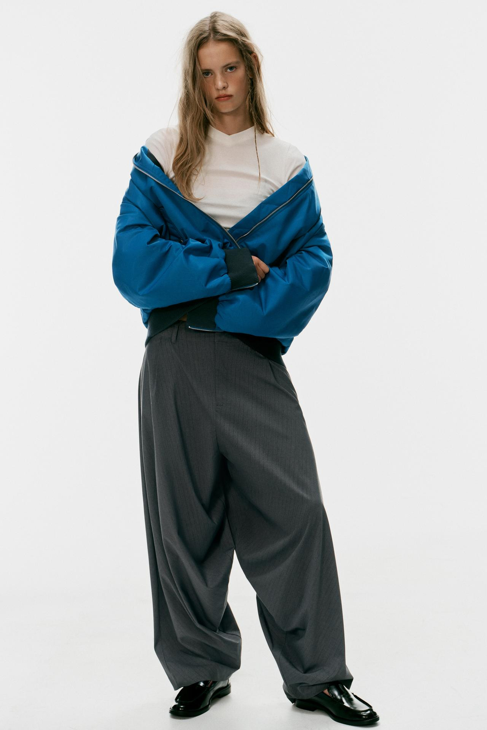 ZARA БРЮКИ В ТОНКУЮ ПОЛОСКУ С ОБЪЕМНЫМ КРОЕМ, СЕРЫЙ