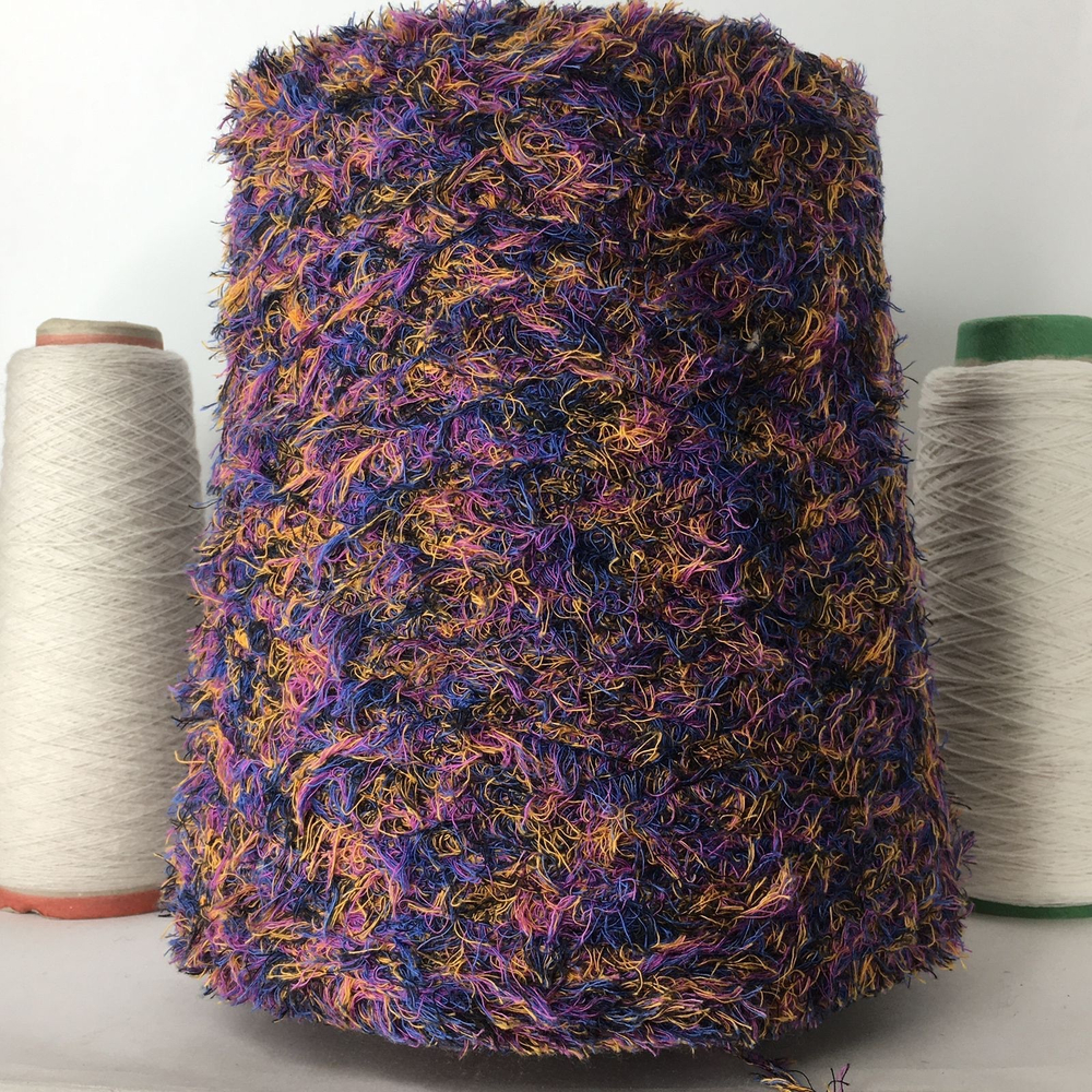 COTTON PELUCHE; 95% хлопок, 5% п/а; 260м/100 гр; цвет: На черной нити фиолетовые, синие и светло-коричневые хвостики;