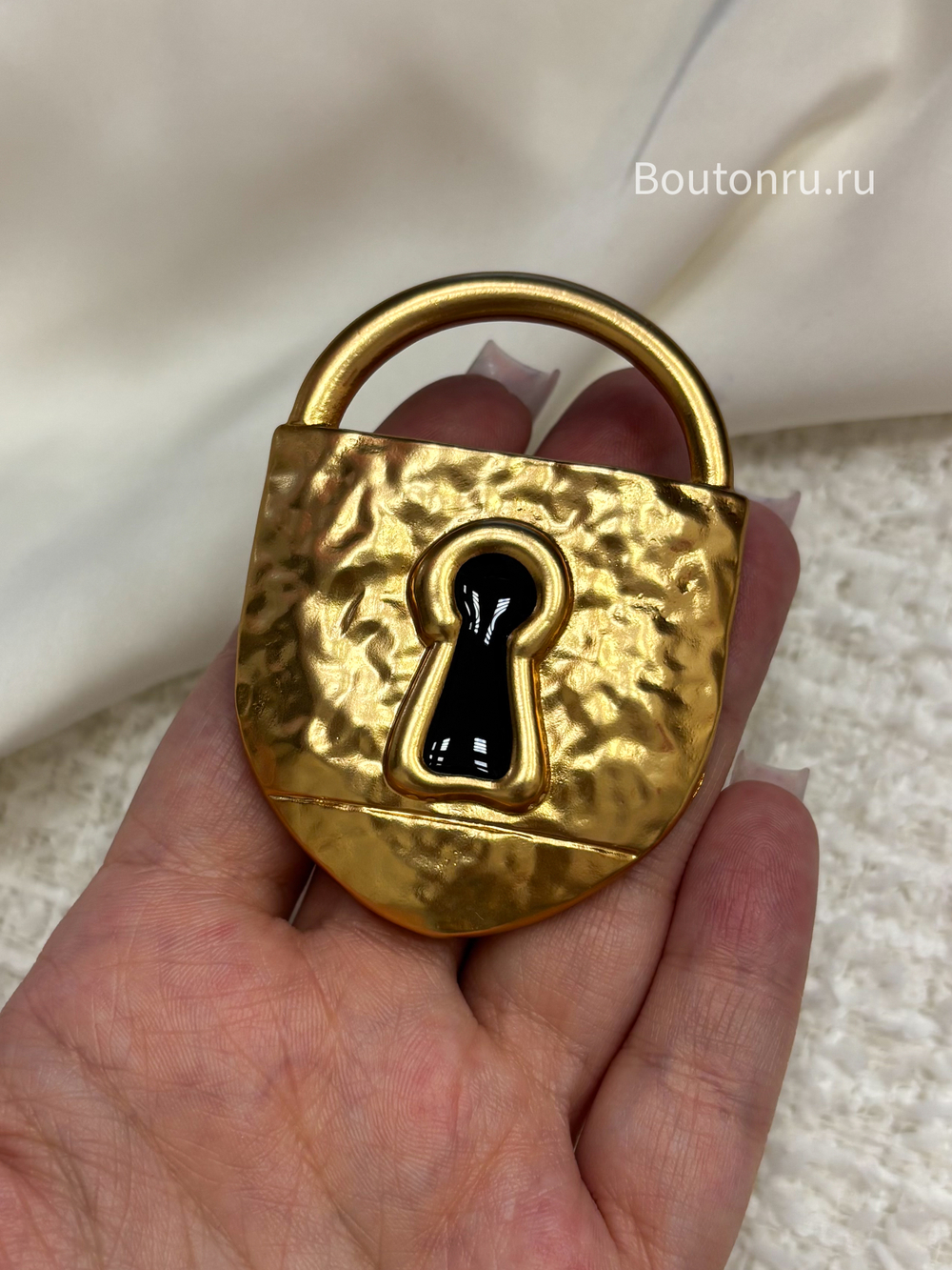 Брошь Скиап. крупная замок с черной эмалью