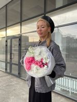 Букет из хризаентемы, яркой кустовой пионовидной розы и маттиолы