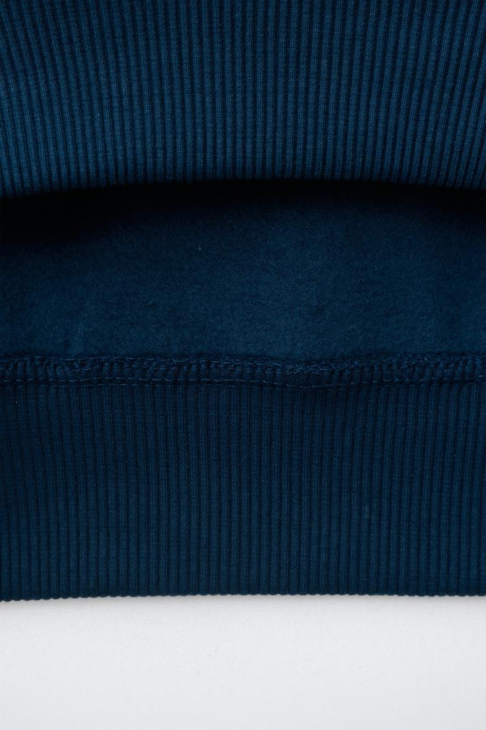 ZARA ОДНОТОННАЯ ТОЛСТОВКА С НАШИВКОЙ, ГОЛУБОЙ