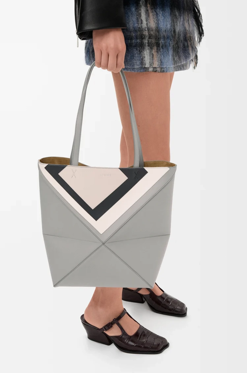 Loewe Средняя складная сумка-тоут Puzzle Fold из телячьей кожи наппа, серый