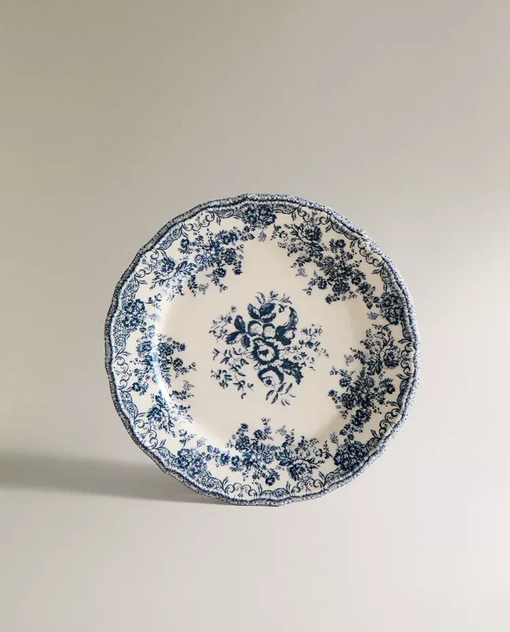 ZARA HOME ДЕСЕРТНАЯ ТАРЕЛКА ИЗ ФАЯНСА С ЦВЕТОЧНЫМ УЗОРОМ, СИНИЙ