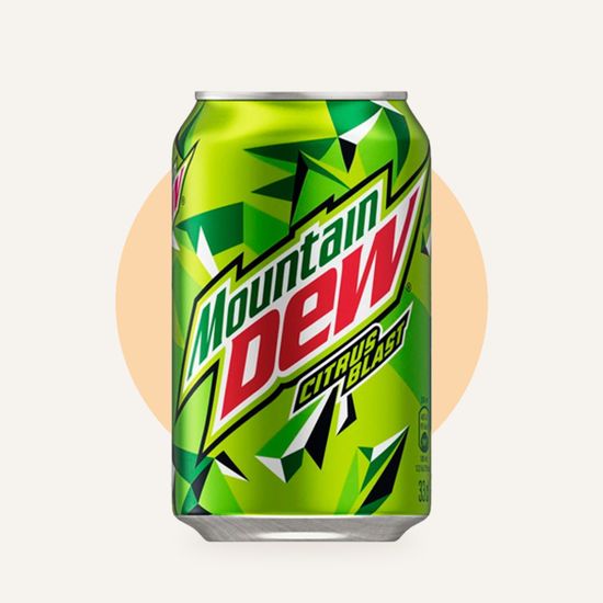 Газированный напиток MTN Dew Citrus Blast с цитрусовым вкусом — на фирменном фоне OH MY GEEK