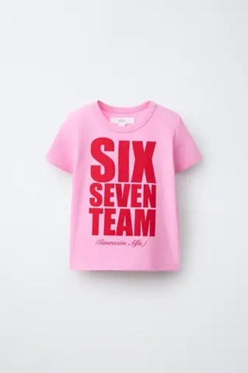 ZARA ФУТБОЛКА С ПРИНТОМ TEAM SIX SEVEN, НЕОНОВЫЙ РОЗОВЫЙ