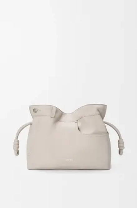 Loewe Сумка-клатч среднего размера Panta Flamenco из блестящей телячьей кожи, экрю