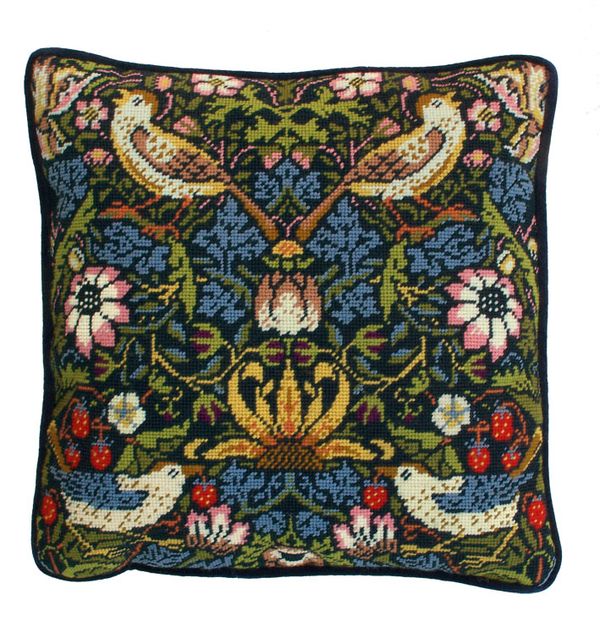 Набор для вышивания нитками Bothy Threads, подушка Strawberry Thief William Morris (Клубника), 35,5х35,5 см