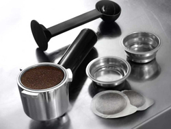 Кофеварка рожковая DeLonghi Dedica EC 685 черный