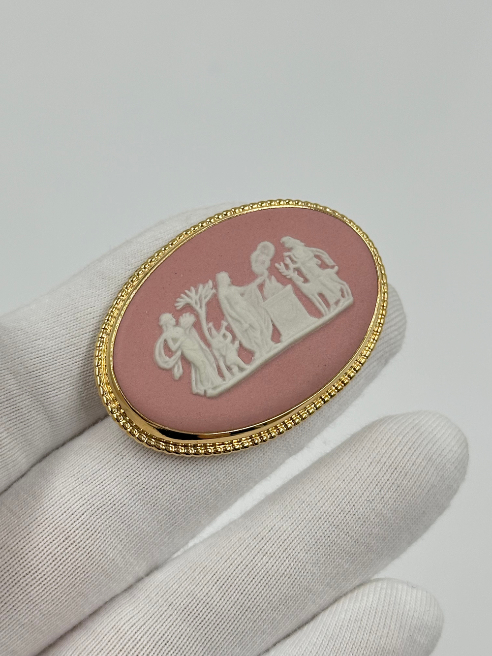 Брошь Wedgwood розовая