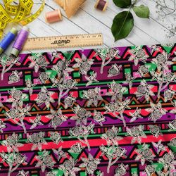 Ткань флис эскизы клевера на фоне цветной мозаики
