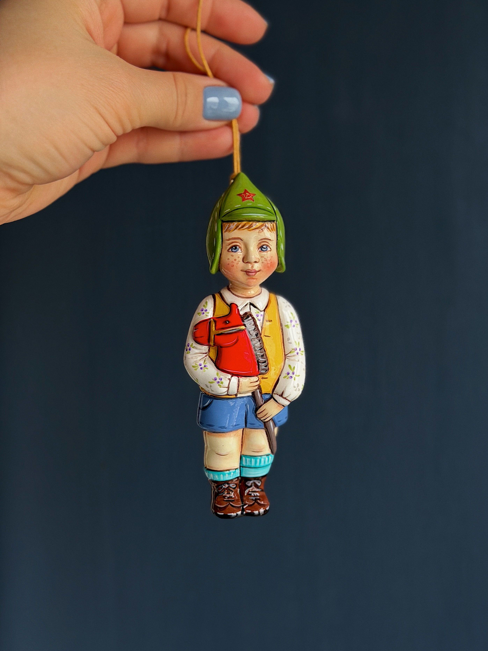 Елочная игрушка "Мальчик с лошадкой" Воздушный фарфор, ручная роспись, 14,5 см