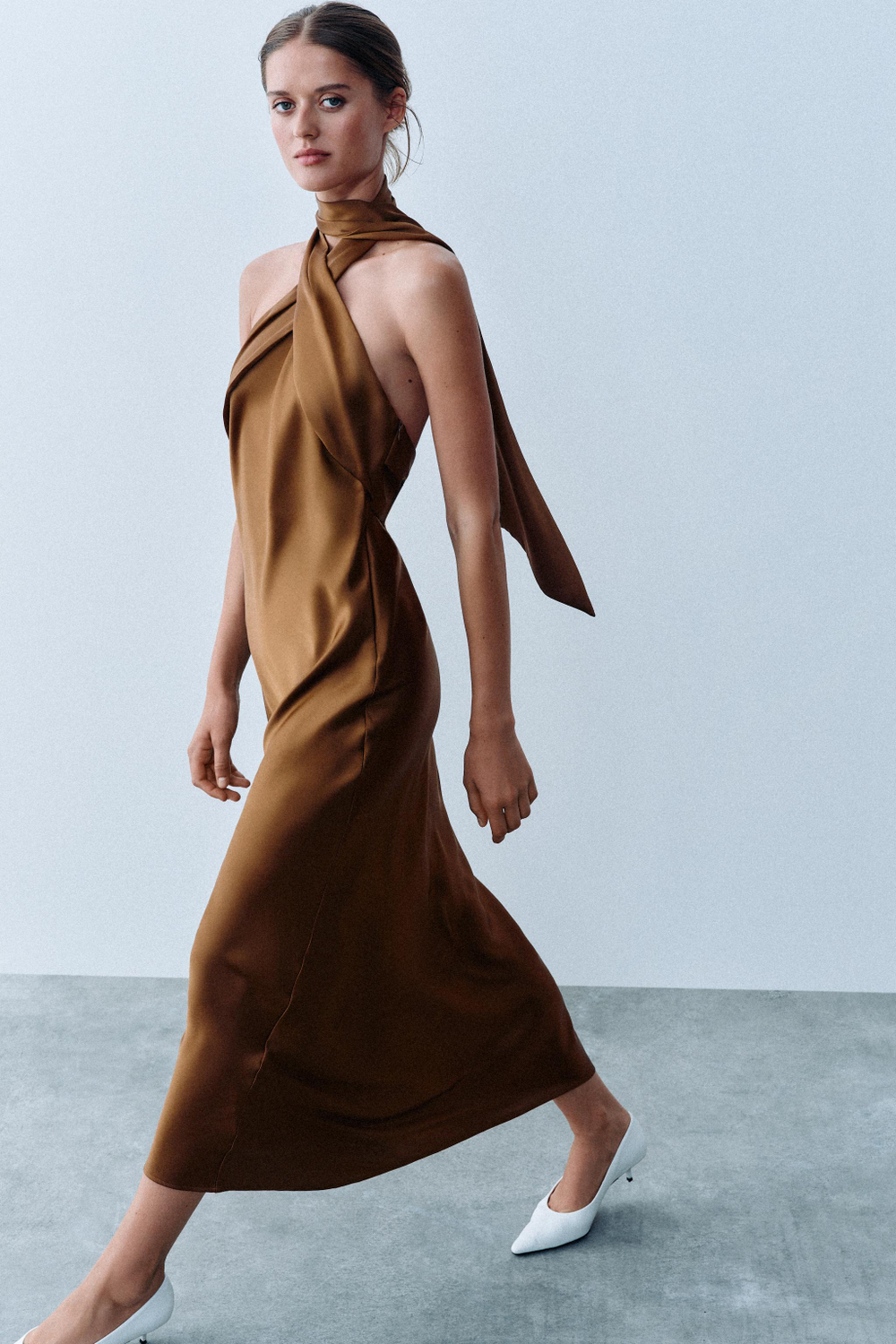 АТЛАСНОЕ ПЛАТЬЕ МИДИ ХАЛТЕР — ZARA